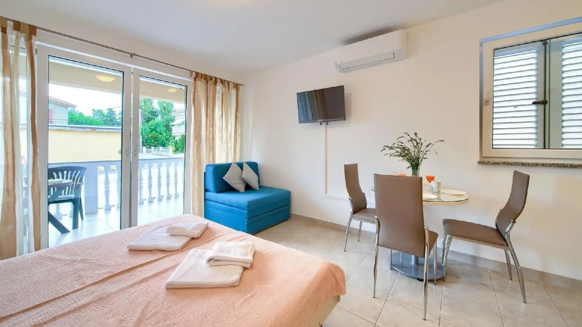 Apartment Ferienwohnung In Silo Mit Moebliertem Balkon